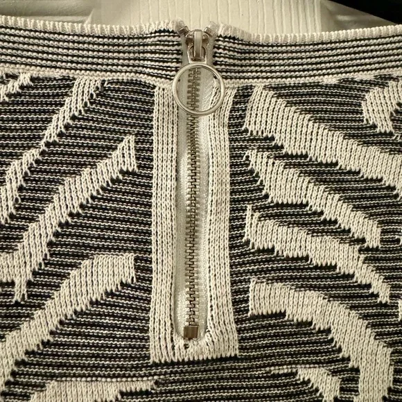 Chico’s Petite Zebra-Print Zip-Back Jacquard Sweater Black & White Super Soft! - Picture 6 of 7